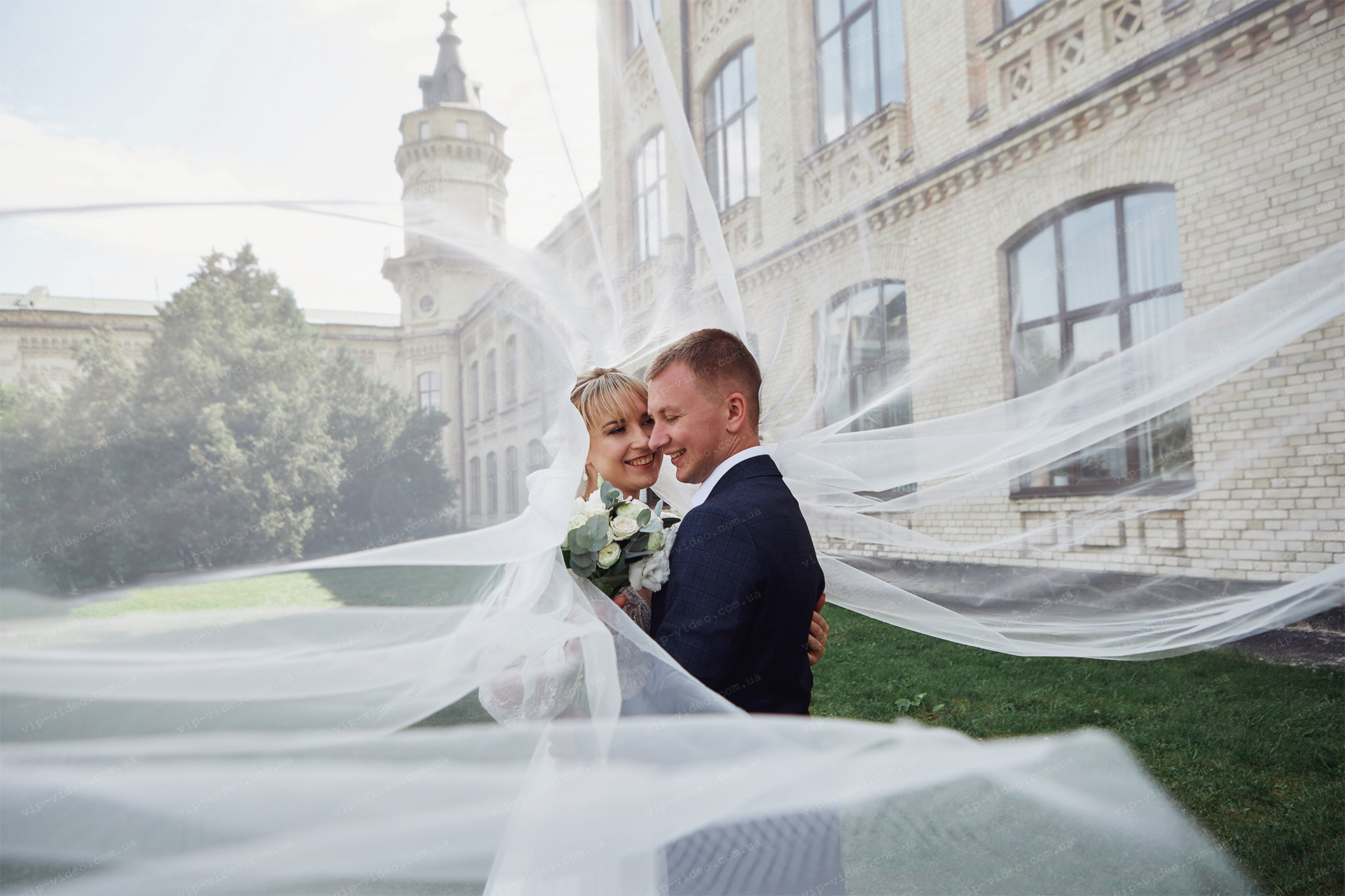 Весільна фотографія наречених на фоні фати