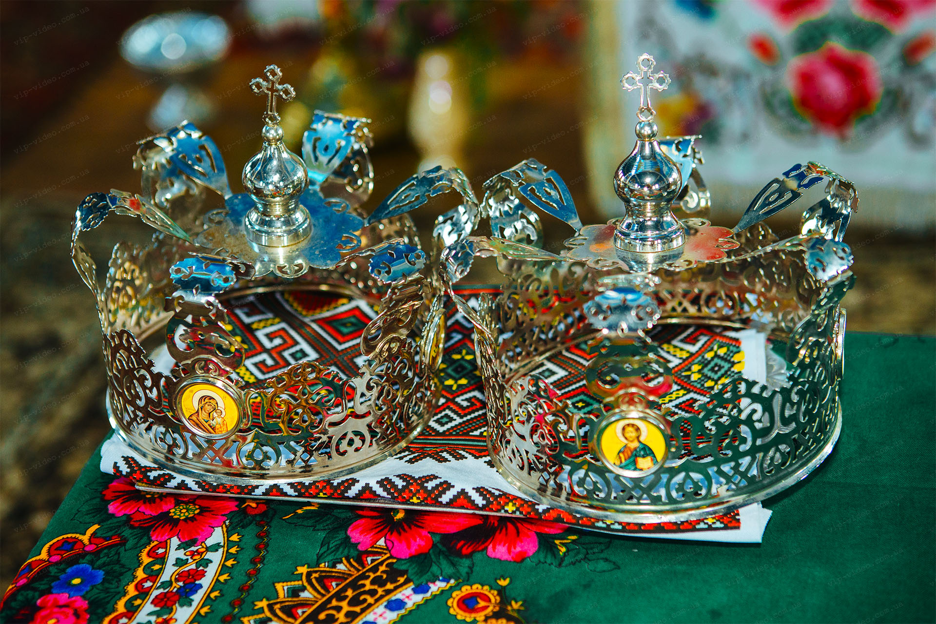 Фотографія вінчання з церкви де зображені крупним планом корони для молодят