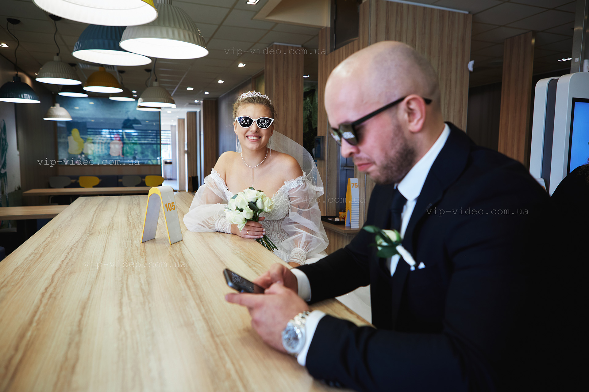 Весільна фотографія молодят на фоні колосків