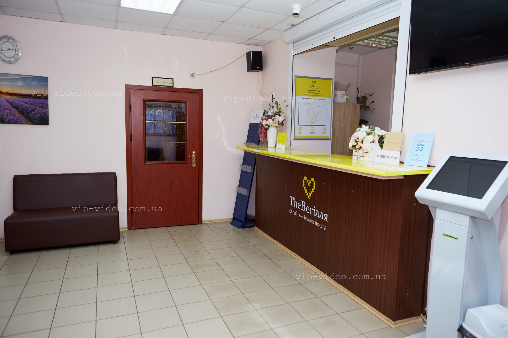 Фотографія загальним планом місця подачі документів для оформлення шлюбу в холі Печерського РАЦС Київ