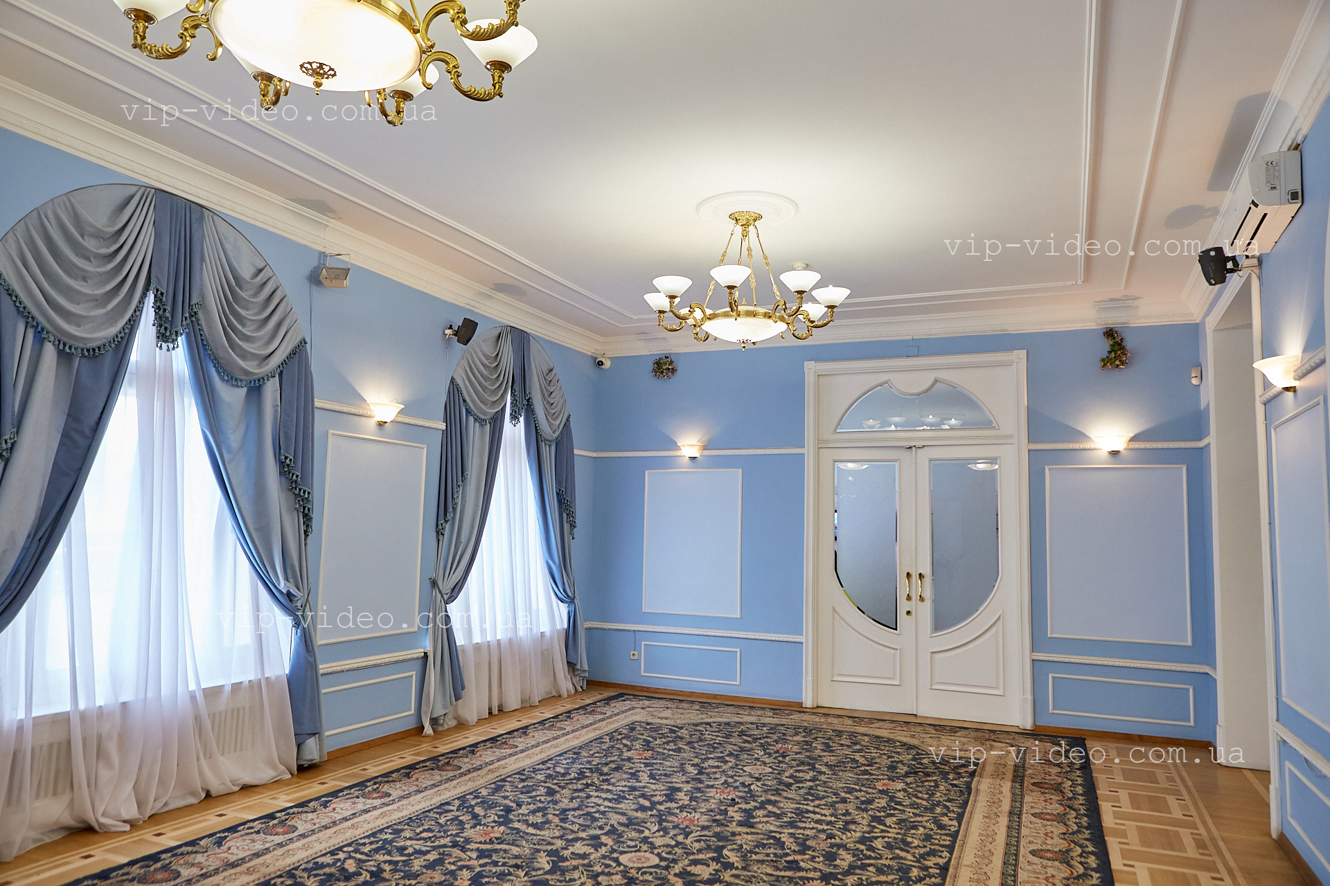 Фотографія загального плану залу для урочистої церемонії Шевченківського РАЦС (ЗАГС) міста Київ де зазвичай знаходяться молодята під час одруження