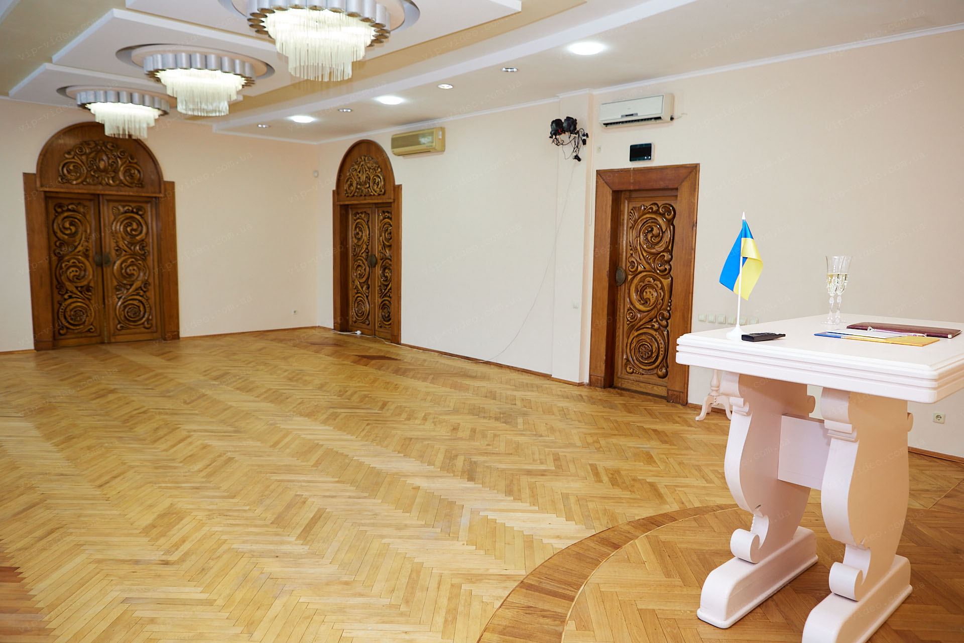 Фотографія загального плану зали для урочистої весільної церемонії Солом'янського РАЦС (ЗАГС) Київ з урахуванням столу ведучої
