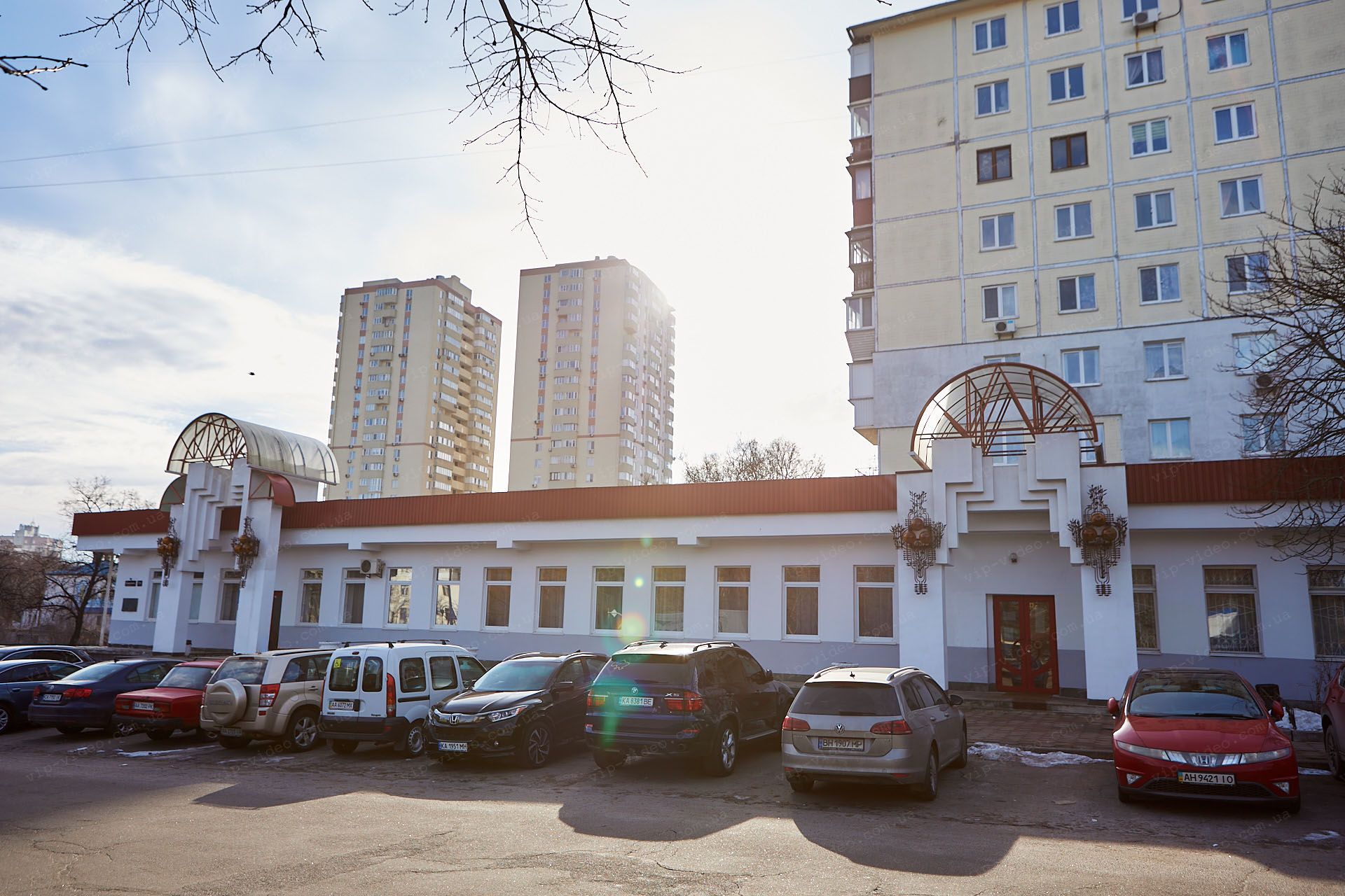 Фотографія загального плану будівлі Солом'янського РАЦС (ЗАГС) Київ з видом на парковку