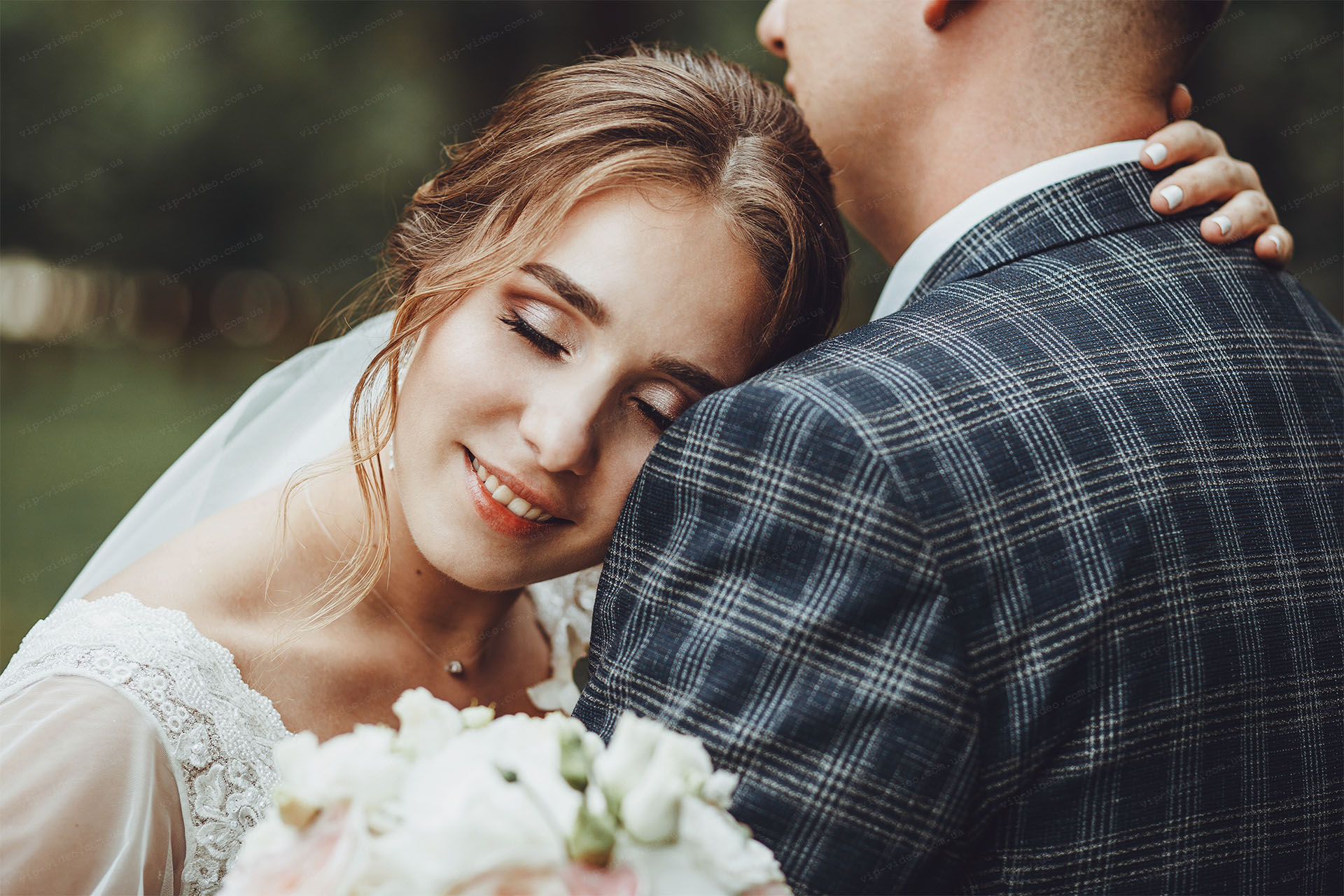 Весільна фотографія на якій наречена поклала голову на плече нареченого