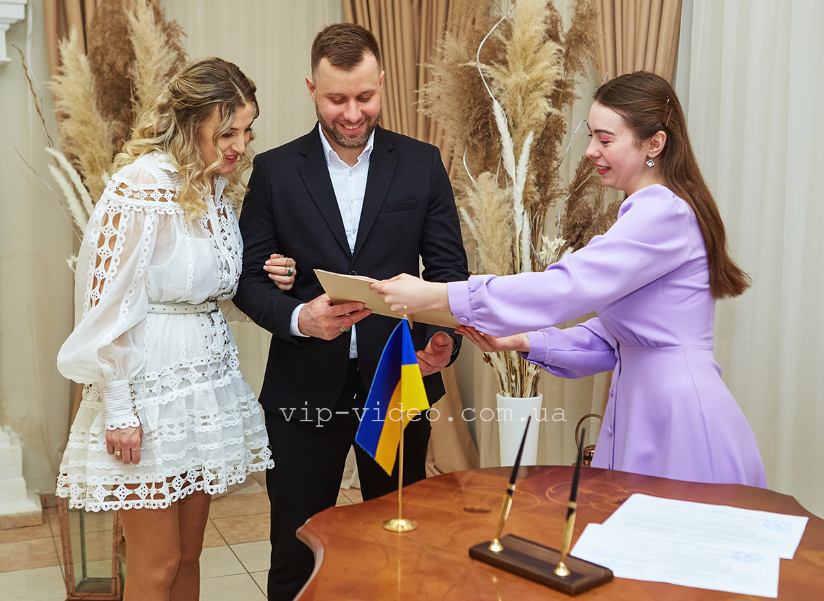 Фото з урочистої церемонії у РАЦС