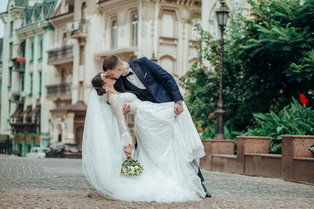 Фотосесія у міському стилі: Стильний кадр, що передає дух міського життя та сучасності, доповнюючи весільний образ молодят