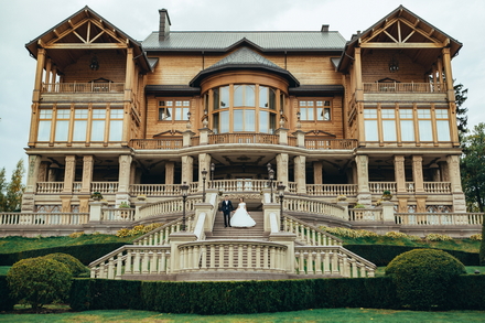 Чарівна весільна фотографія: Романтична прогулянка молодої пари на тлі запаморочливої архітектури заміського будику